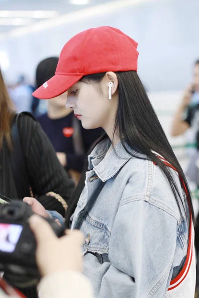 Chinese Singer Dancer Pinky Zhou Zhou Jieqiong Arrives Airport Shanghai — 스톡 사진