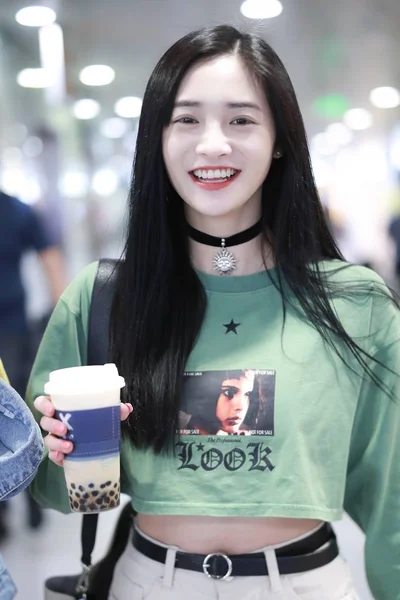 中国の歌手で女優のピンキー チョウまたは周Jieqiongが北京国際空港に到着し 4月2019に出発する前に — ストック写真