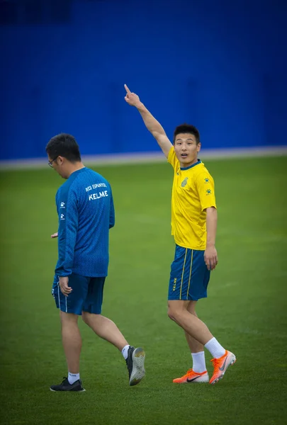 Kinesisk Fotbollsspelare Lei Deltar Ett Utbildningsmöte Rcd Espanyol Med Lagkamrater — Stockfoto