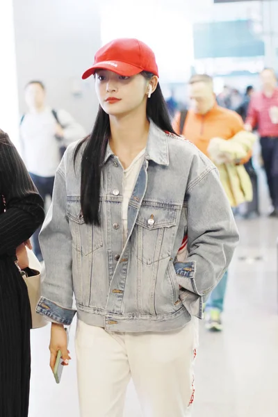 Chanteur Danseur Chinois Pinky Zhou Zhou Jieqiong Arrive Aéroport Shanghai — Photo