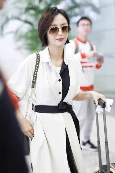 Actrice Chinoise Tong Liya Arrive Aéroport International Shanghai Hongqiao Avant — Photo