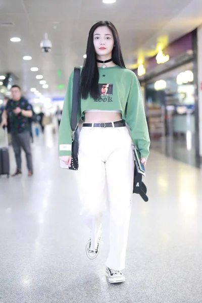 中国の歌手で女優のピンキー チョウまたは周Jieqiongが北京国際空港に到着し 4月2019に出発する前に — ストック写真