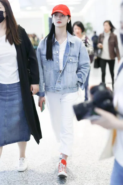 Chinese Singer Dancer Pinky Zhou Zhou Jieqiong Arrives Airport Shanghai — 스톡 사진