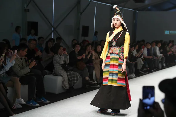 Model Wyświetla Nowe Stworzenie Międzynarodowym Forum Mody Shanghai International Fashion — Zdjęcie stockowe