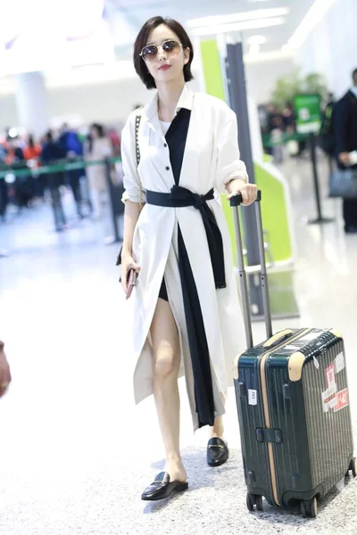 Китайська Актриса Тонг Лія Прибуває Шанхайський Міжнародний Аеропорт Хунцяо Вильоту — стокове фото