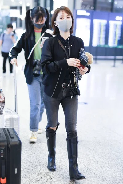 Китайская Актриса Оливия Ван Ван Цзивэнь Прибывает Международный Аэропорт Шанхая — стоковое фото