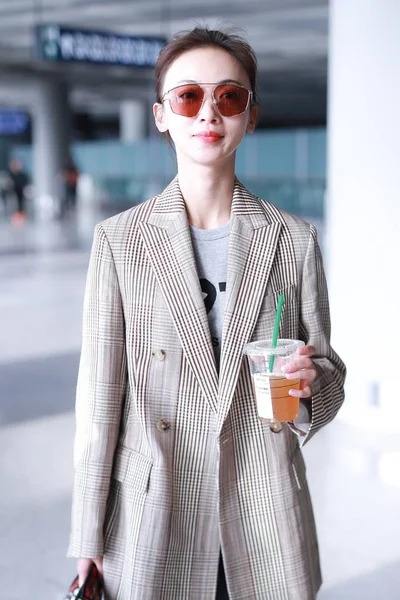 2019年4月21日 中国女演员吴金燕抵达北京首都国际机场前 中国北京 — 图库照片