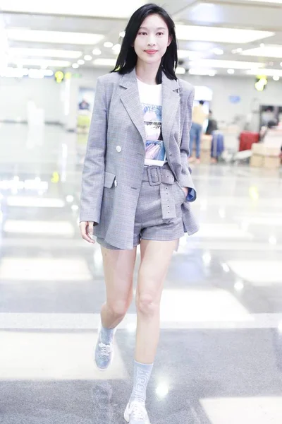 中国の女優Zhang Liは 2019年4月23日に中国 北京に出発する前に北京首都国際空港に到着します — ストック写真