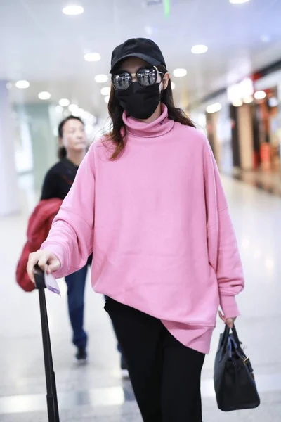 Chińska Aktorka Tiffany Tang Lub Tang Yan Przybywa Międzynarodowe Lotnisko — Zdjęcie stockowe