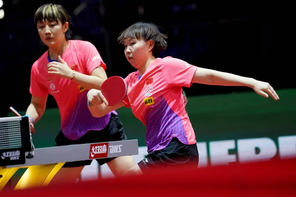 2019年4月22日 在匈牙利布达佩斯举行的Liebherr 2019 Ittf世界乒乓球锦标赛期间 中国的朱玉玲在波斯尼亚和黑塞哥维那的贝尔马 布萨特里克和埃米娜 哈齐亚梅托维奇的第一轮女子双打比赛中再次射门 — 图库照片