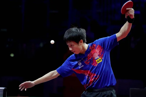 中国のリン ガオユアンは 2019年4月23日にハンガリーのブダペストで開催されるリーバー2019 Ittf世界卓球選手権大会の男子シングルス1回戦でギリシャのロニス スゴロプーロスにシュートを返します — ストック写真