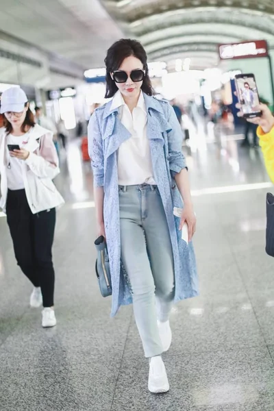 Китайская Актриса Чэнь Прибывает Международный Аэропорт Чэнду Шуанлю Перед Вылетом — стоковое фото