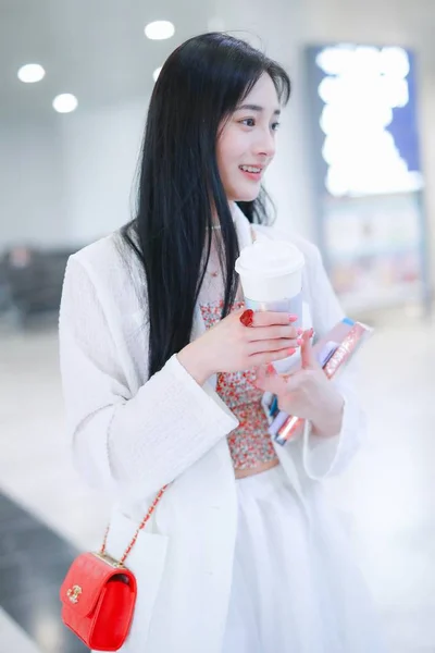 Cantante Bailarín Chino Pinky Zhou Zhou Jieqiong Llega Aeropuerto Internacional —  Fotos de Stock