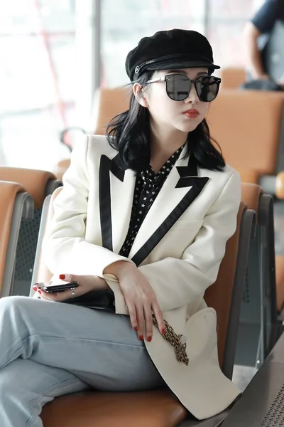 Chińska Aktorka Jing Tian Przybywa Międzynarodowe Lotnisko Pekinie Przed Wyjazdem — Zdjęcie stockowe