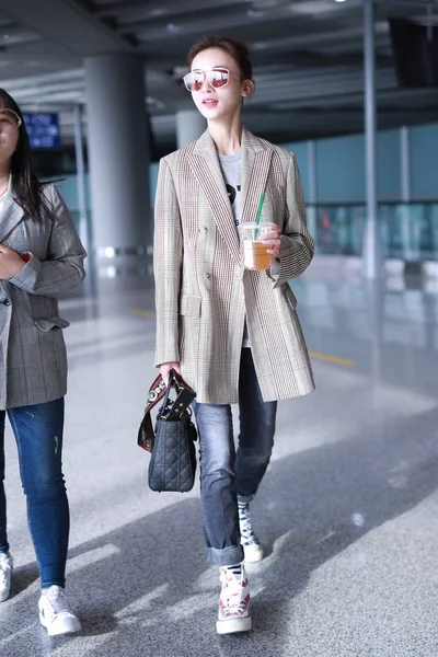 Chińska Aktorka Jinyan Przybywa Międzynarodowe Lotnisko Pekinie Przed Wyjazdem Pekinie — Zdjęcie stockowe