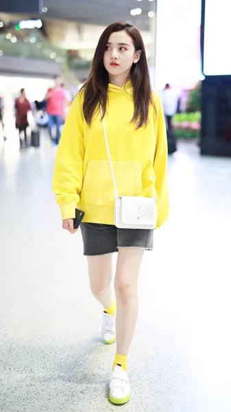 中国の女優ラレナ ソングまたはソン ズールが上海虹橋国際空港に到着し 2019年4月22日に中国 上海に出発 — ストック写真