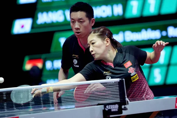 在2019年4月24日于匈牙利布达佩斯举行的Liebherr 2019 Ittf世界乒乓球锦标赛中 中国选手徐欣和中国选手刘世文与俄罗斯选手亚历山大 什巴耶夫和波利娜 西蒙洛娃在第三轮混合单打比赛中竞争 — 图库照片