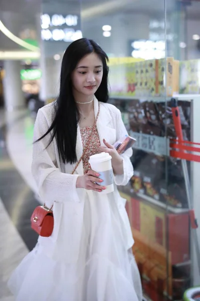 Chinese Zangeres Danseres Pinky Zhou Zhou Jieqiong Arriveert Voor Vertrek — Stockfoto