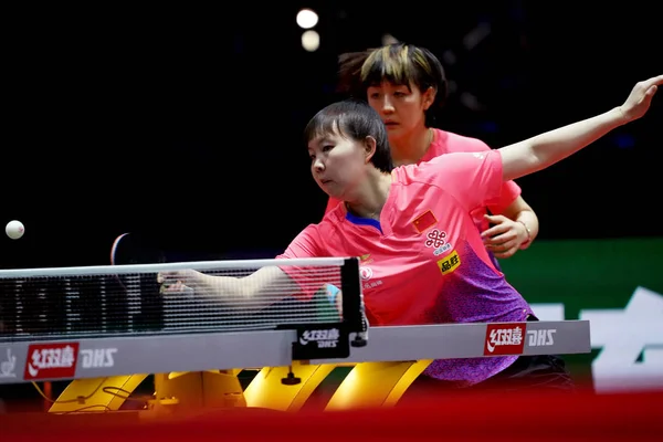 2019年4月22日 在匈牙利布达佩斯举行的Liebherr 2019 Ittf世界乒乓球锦标赛期间 中国的朱玉玲在波斯尼亚和黑塞哥维那的贝尔马 布萨特里克和埃米娜 哈齐亚梅托维奇的第一轮女子双打比赛中再次射门 — 图库照片