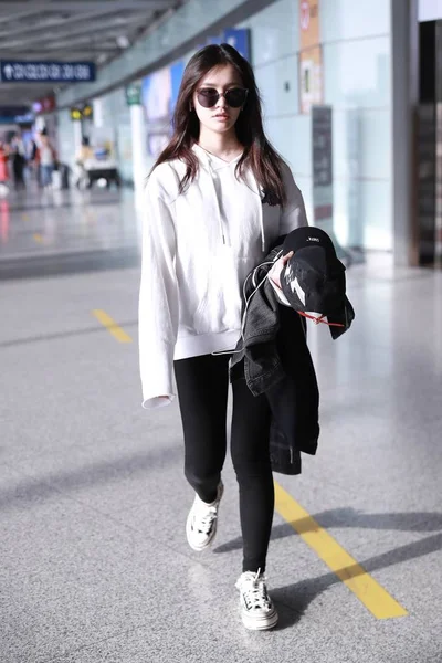 Κινεζική Ηθοποιός Ζελίν Λιν Lin Yun Φθάνει Στο Διεθνές Αεροδρόμιο — Φωτογραφία Αρχείου