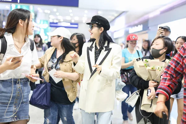 Китайська Актриса Цзін Tian Прибуває Міжнародний Аеропорт Ченду Шуанлю Місті — стокове фото