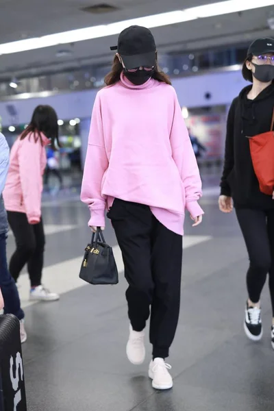 中国の女優ティファニー タンまたはタン ヤンが2019年4月21日 北京に出発する前に北京首都国際空港に到着 — ストック写真