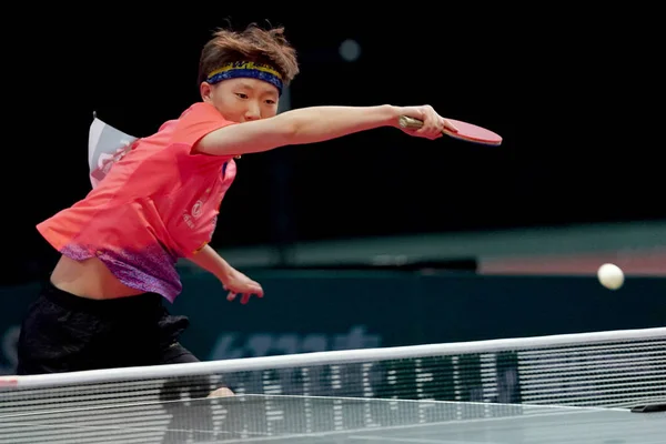 中国の王万州は 2019年4月24日にハンガリーのブダペストで開催されるリーバー2019 Ittf世界卓球選手権大会の女子シングルス3回戦でタイのエリザベタ サマラにシュートを返します — ストック写真