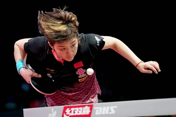 中国のチェン メンは 2019年4月24日にハンガリーのブダペストで開催されるリーバー2019 Ittf世界卓球選手権大会の女子シングルス3回戦でタイのスタシーニ サエッタブにシュートを返す — ストック写真