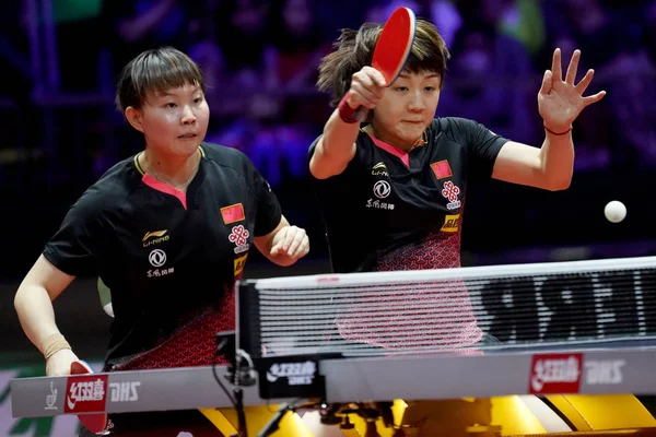 2019年4月25日 在匈牙利布达佩斯举行的2019年Ittf世界乒乓球锦标赛女子双打四分之一决赛中 中国的陈萌和朱玉玲以一球之交王杜海凯姆和李浩清 — 图库照片