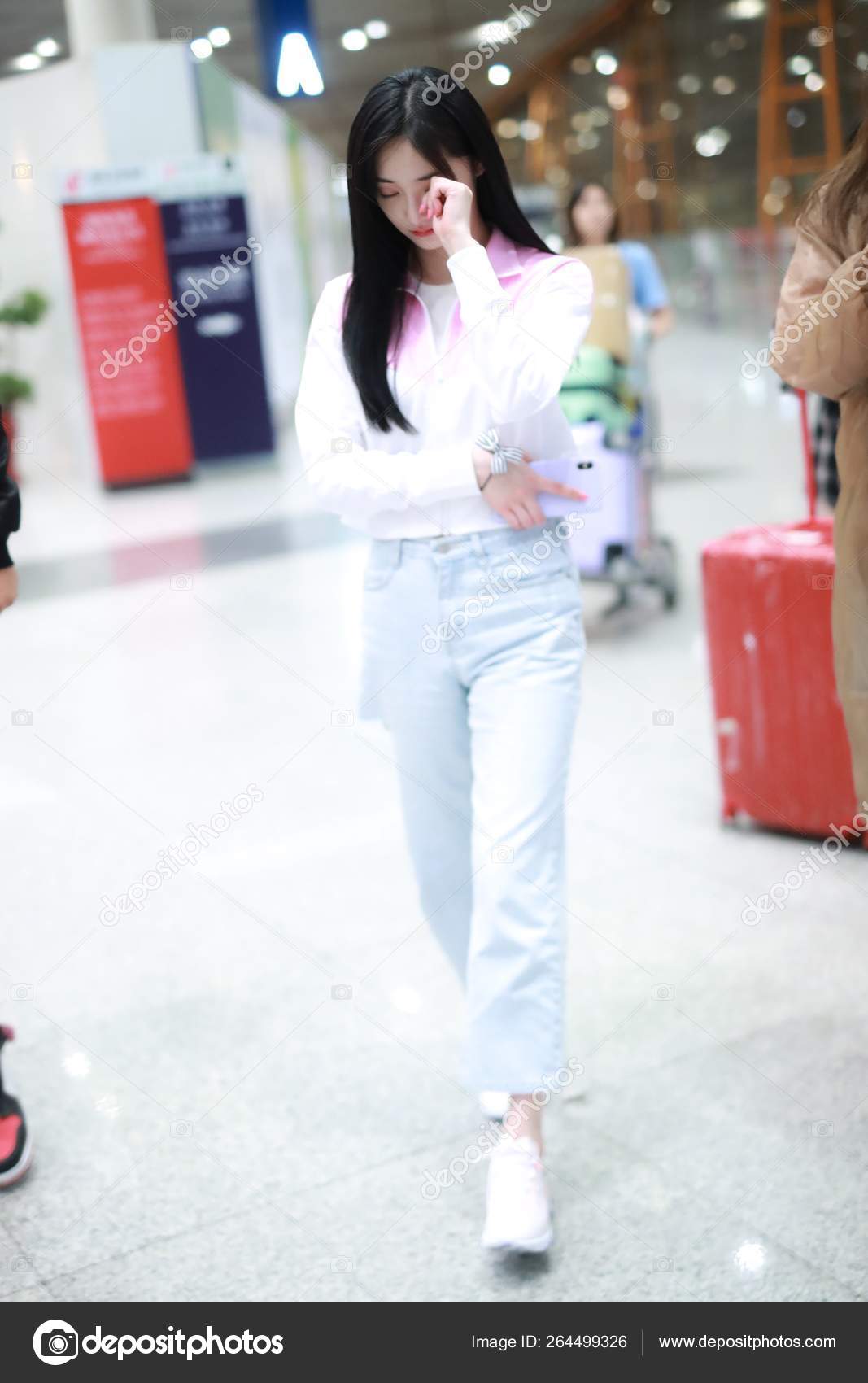 Chinese Singer Actress Pinky Zhou Zhou Jieqiong Arrives Beijing Capital
