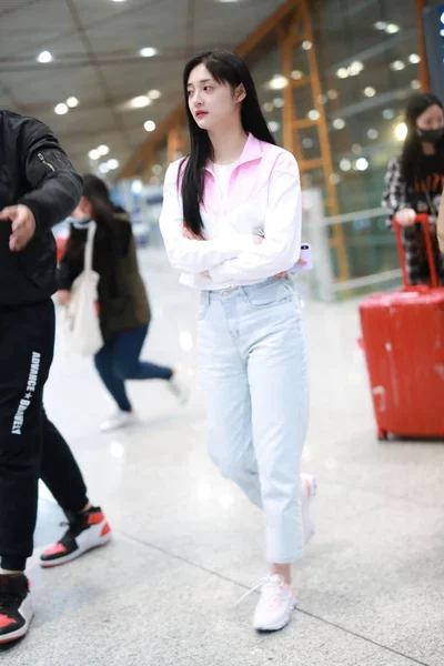 2019年4月28日 中国歌星 女演员周星驰或周杰琼抵达首都国际机场 然后在中国北京启程 — 图库照片