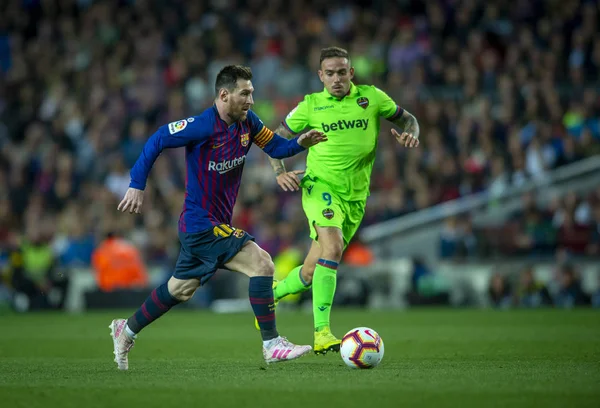 Lionel Messi Levice Barcelona Zpochybňuje Rogera Martiho Levante Během Kulaté — Stock fotografie