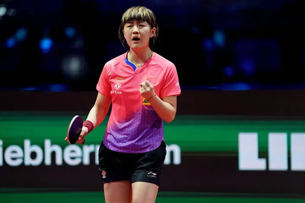 中国のチェン メンは 2019年4月27日にハンガリーのブダペストで開催されるリーバー2019 Ittf世界卓球選手権大会の女子シングルス最終戦で中国のリウ シウェンと対戦した後 祝福します — ストック写真