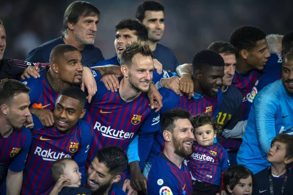 Los Jugadores Del Barcelona Posan Después Derrotar Levante Durante 35º — Foto de Stock