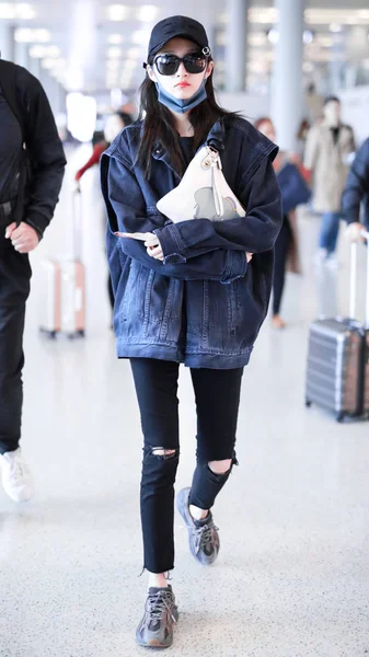 2019年4月28日 中国女演员关小通抵达北京首都国际机场前 中国北京 — 图库照片