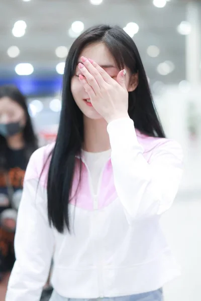 Chinese Zangeres Actrice Pinky Zhou Zhou Jieqiong Arriveert Beijing Capital — Stockfoto