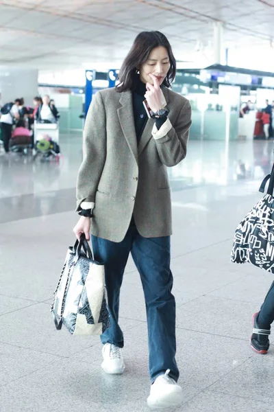 中国模特刘文抵达北京首都国际机场出发前 中国北京 2019年4月28日 — 图库照片