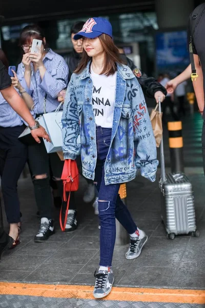 2019年4月28日 在中国西南部的四川省成都市双流国际机场 台湾歌手蔡若琳被大批歌迷包围 — 图库照片