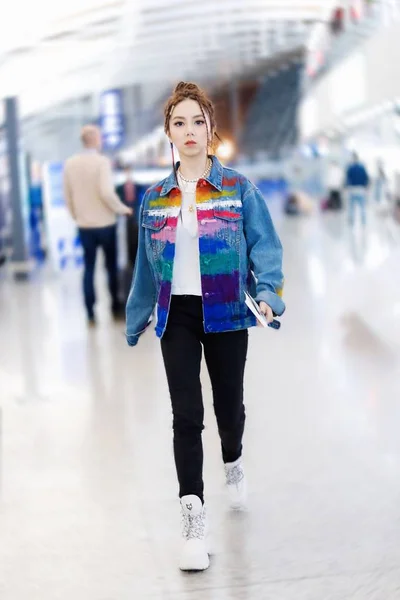 香港の歌手グロリア ツケイは 彼女の芸名G で知られており 2019年4月28日に中国の上海に出発する前に空港に到着します — ストック写真
