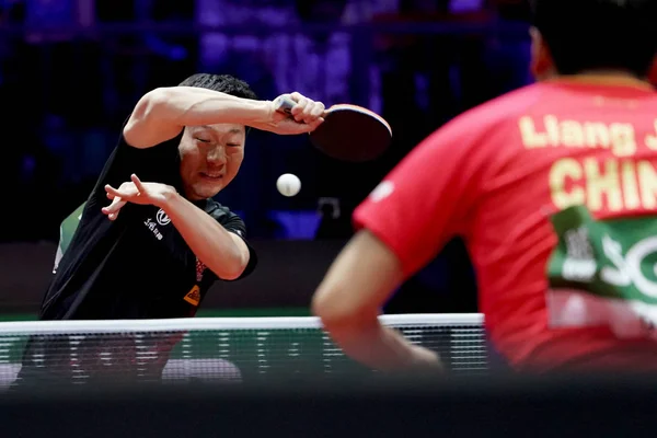 Long China Retorna Liang Jingkun China Sua Partida Semifinal Singles — Fotografia de Stock