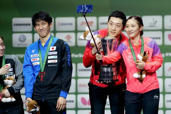 Xin Liu Shiwen Chine Posent Avec Leur Trophée Après Avoir — Photo