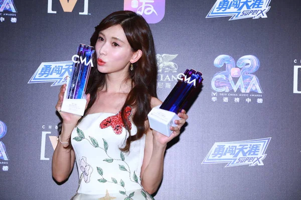Taiwanese Actrice Lin Chi Ling Poses Met Haar Trofeeën Tijdens — Stockfoto
