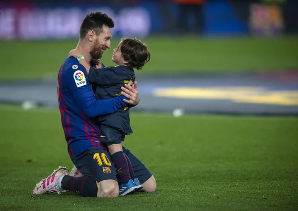 Lionel Messi Van Barcelona Knuffels Zijn Zoon Mateo Vieren Zijn — Stockfoto