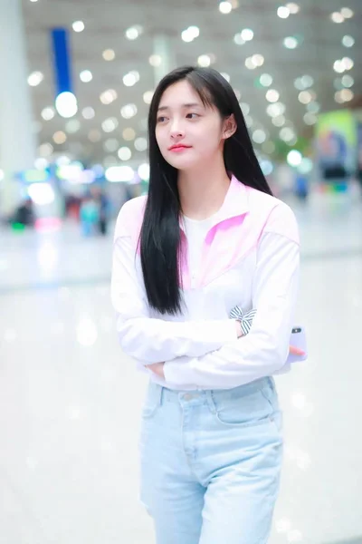 2019年4月28日 中国歌星 女演员周星驰或周杰琼抵达首都国际机场 然后在中国北京启程 — 图库照片