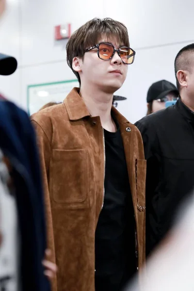 Actor Cantante Chino Yifeng Llega Aeropuerto Internacional Beijing Capital Antes —  Fotos de Stock