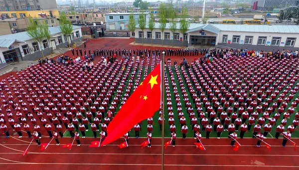 2019年4月30日 在中国东北的辽宁省沈阳市 数千名小学生聚集在足球场上 高呼和赞美祖国 — 图库照片