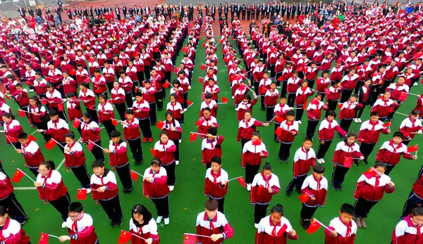Duizenden Basisschool Studenten Verzamelen Een Voetbalveld Moederland Chanten Loven Shenyang — Stockfoto