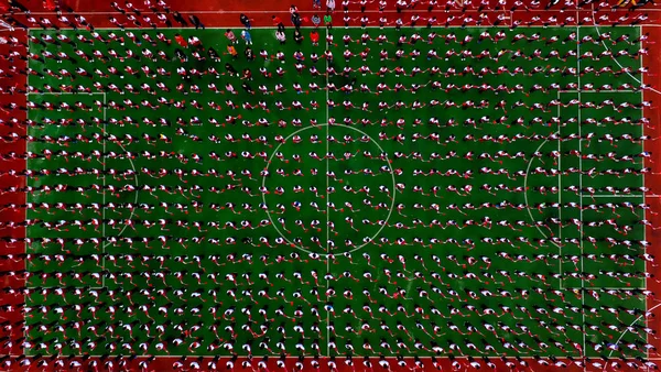 Des Milliers Élèves Primaire Rassemblent Sur Terrain Football Pour Chanter — Photo
