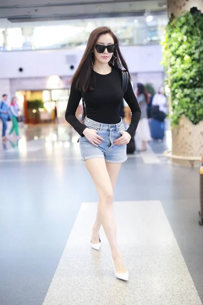 Kínai Színésznő Crystal Zhang Vagy Zhang Tian Megérkezik Pekingi Főváros — Stock Fotó