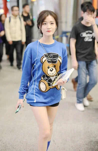 Chinese Zangeres Actrice Estelle Chen Chen Yihan Arriveert Voor Vertrek — Stockfoto